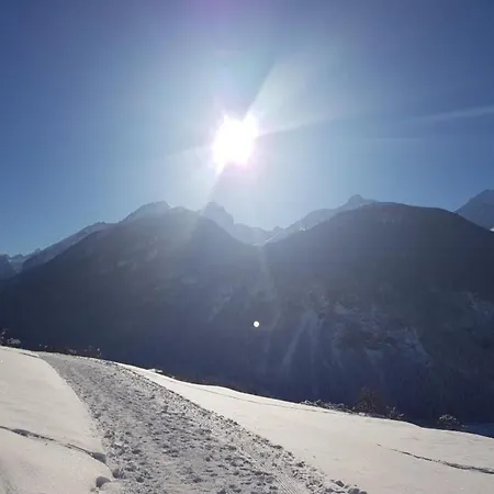 Blick Auf Herrliche Bergwelt *
